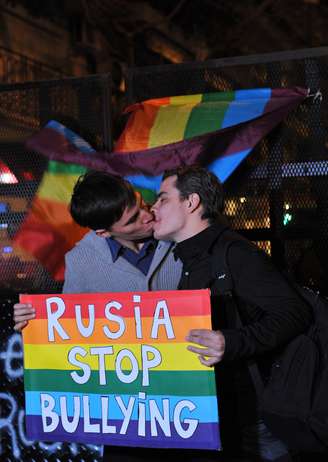 Manifestantes repudiam a política contra os homossexuais do governo Putin