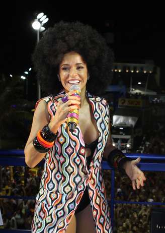 Daniela Mercury com peruca black power: empoderamento negro