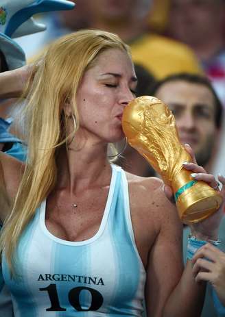 Torcedora beija a taça durante o jogo da Argentina e Bósnia, pelo Grupo F