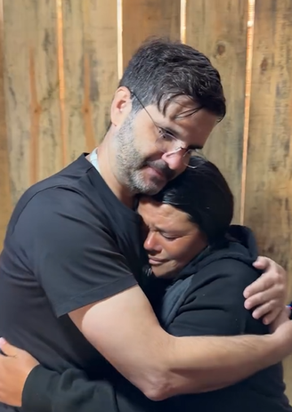 "Moço do Te amo" dá abraço em Cleunice