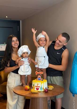 João Gomes com a esposa e os filhos