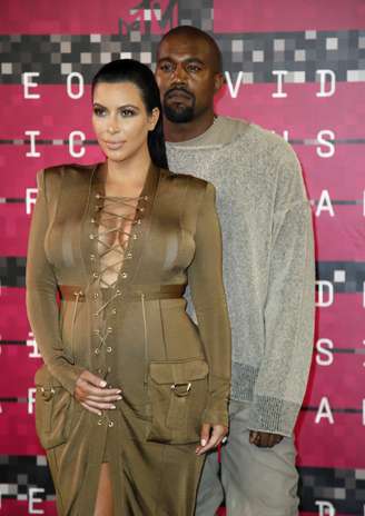 Kim Kardashian e Kanye West no tapete vermelho do Video Music Awards em Los Angeles