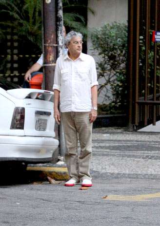 Caetano Veloso se prepara para atravessar uma rua do Leblon