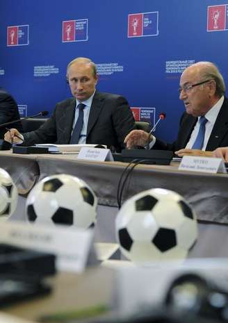 <p>Vladimir Putin e Joseph Blatter reunidos em Moscou</p>