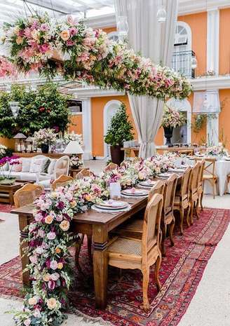 1. Flores para casamento decorando a mesa dos convidados e o teto – Por: Constance Zahn