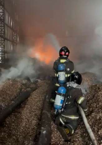 Bombeiros combatem o fogo em fábrica na cidade de Pompeia, no interior de SP