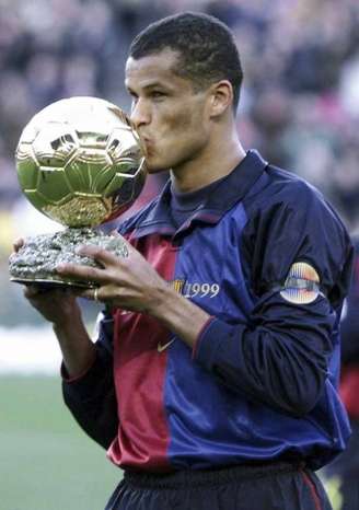 Rivaldo é um dos maiores ídolos da história do Barcelona (Foto: ELECTRONIC IMAGE / Arquivo Lance!))