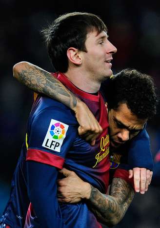 Lionel Messi recebe abraço de Daniel Alves; argentino deixou sua marca pela 15ª rodada consecutiva