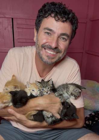 Protetor Márcio segurando gatinhos