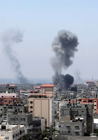 <p>Casas foram atingidas por um ataque com mísseis israelenses na Faixa de Gaza, em 8 de julho</p>