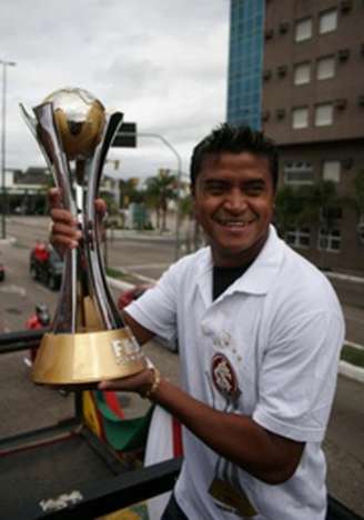 Adriano Gabiru com a taça do Mundial de 2006 (Foto: Divulgação)
