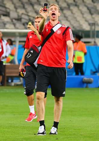 Após a goleada alemã, Mertesacker tira uma selfie com o celular do gramado do Estádio Mineirão