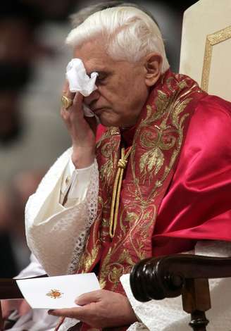 Nesta foto de outubro de 2005 o papa Bento XVI seca o rosto durante uma missa na basílica de São Pedro