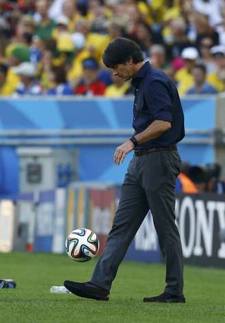<p>Técnico da Alemanha, Joachim Löw, não mostrou surpresa com a possibilidade do Brasil jogar com três volantes</p>