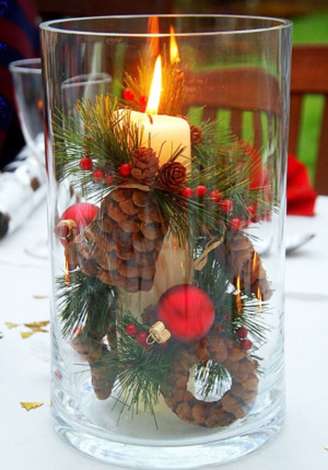 1. Separe um vidro transparente grande e coloque internamente vários enfeites natalinos. Fonte: Pinterest