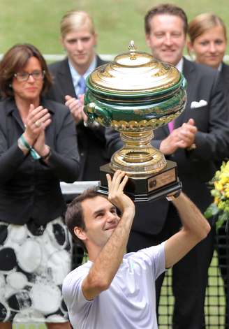 Federer levanta o troféu do ATP de Halle