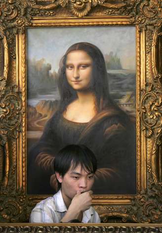 Chinês fica em frente a um quadro de imitação ao original de Da Vinci