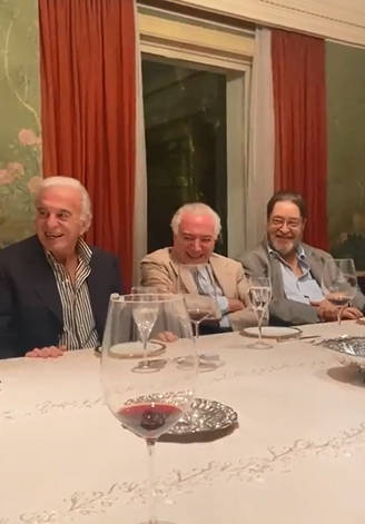 Ex-presidente Michel Temer rindo da imitação de Bolsonaro durante jantar com políticos e empresários.