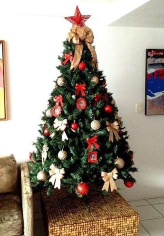 1. É só colocar uma árvore de natal na sala de estar e, pronto, o clima de final de ano já invade o seu lar! Foto de Mãetamorfose