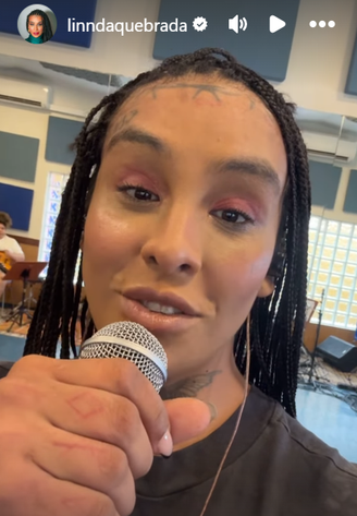 Linn da Quebrada ensaia para volta aos palcos