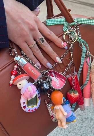 Itens de beleza e acessórios penduráveis se popularizam como tendência da geração Z