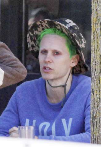 Jared Leto pinta os cabelos de verde e descolore as sobrancelhas para viver o Coringa em filme