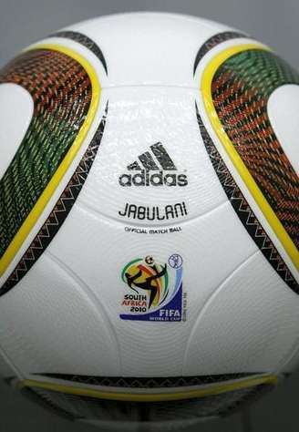 Logos da Adidas e Fifa na bola oficial da Copa do Mundo de 2010.    06/03/2010