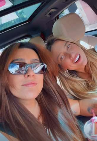 Lauana Prado e Tati Dias reatam relacionamento.