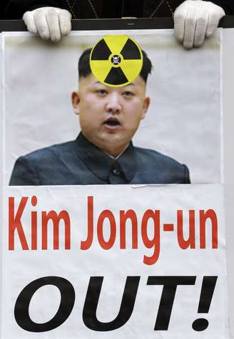 Manifestante segura cartaz pedindo a saída do líder norte-coreano Kim Jong-un, em Seul, na Coreia do Sul