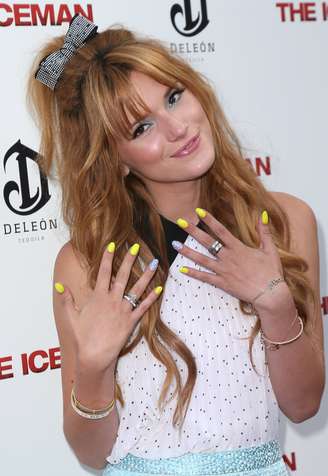 <p>A atriz americana Bella Thorne apostou na filha única. Os dedos anelares receberam tom pastel de azul e bolinhas brancas, enquanto os outros foram pintados de amarelo</p>