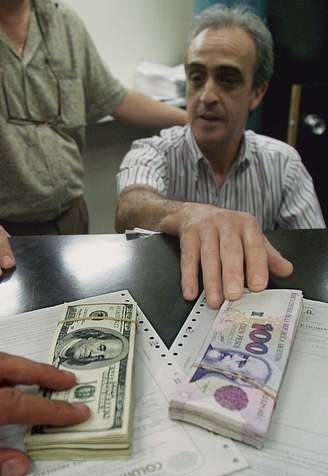 Operação de câmbio entre dólar e peso argentino em Buenos Aires 
22/01/1999
REUTERS/Rickey Rogers