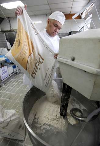 Trabalhador utiliza farinha de trigo na fabricação de pães em São Paulo (SP) 
26/08/2013
REUTERS/Paulo Whitaker