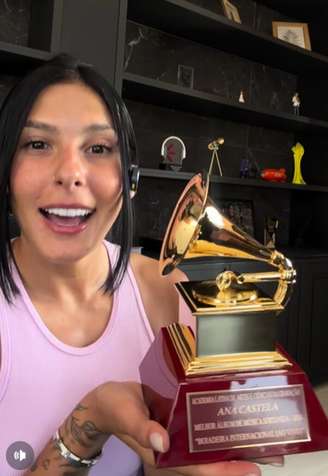 Ana Castela mostra seu troféu do Grammy Latino de 2024 recebido em abril de 2026