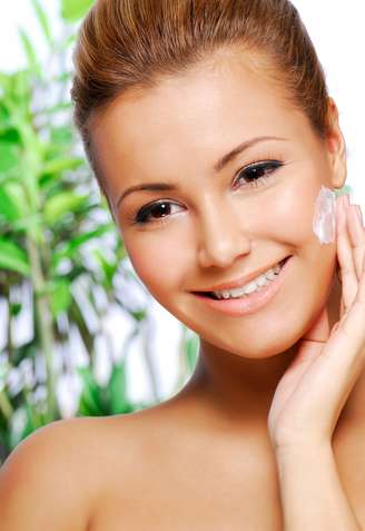Óleo de argan pode ser uma boa opção para as mulheres que desejam deixar a pele mais hidratada e livre da ação negativa dos radicais livres