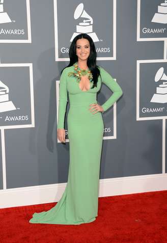 O vestido escolhido por Katy Perry chama atenção para a parte de cima do corpo, região mais volumosa na silhueta da cantora. Faltou equilíbrio no visual
