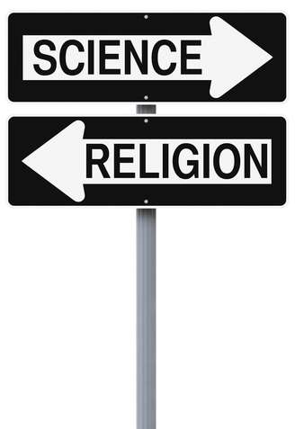 Imagem de placas com os termos Ciência e Religião apontando para lados distintos