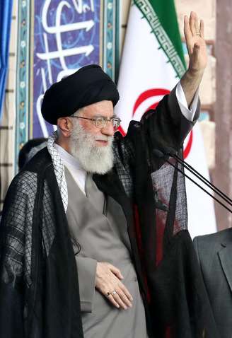 Aiatolá Ali Khamenei saúda multidão durante a cerimônia de oração do Eid al-Fitr em Teerã, Irã, em 18 de julho