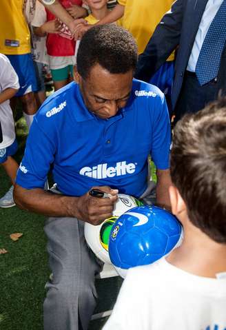 <p>Pelé dá autógrafo durante evento em escola em Nova York</p>