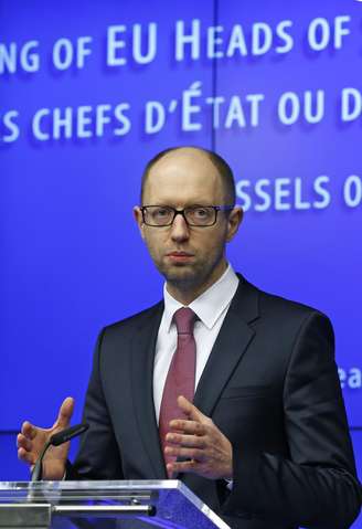 Premiê ucraniano Arseny Yatseniuk em coletiva de imprensa  durante reunião de emergência com líderes europeus, em Bruxelas, em 6 de março