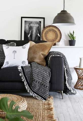 1. Sofá com manta preto e branco – Foto Decor Facil