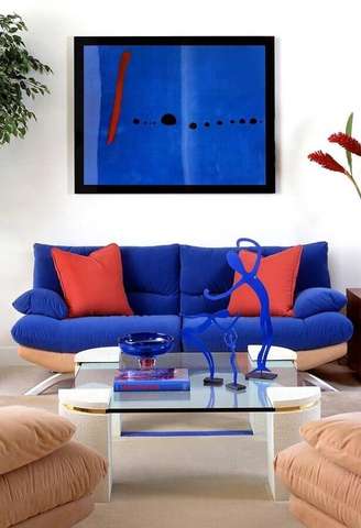 1. Decoração para sala com sofá azul royal e almofadas vermelhas – Foto: Pinterest