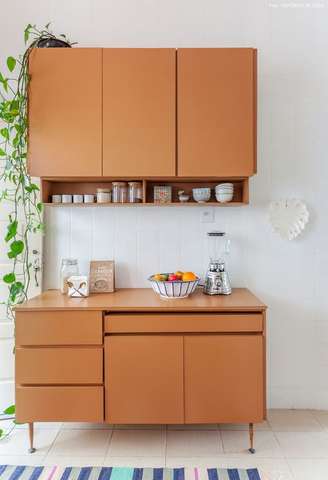 1. Armário de cozinha pequeno de pé com armário aéreo de parede – Via: Histórias de Casa 