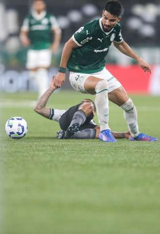 Flaco López deixa jogador do Botafogo no chão em lance durante partida pelo Brasileirão.