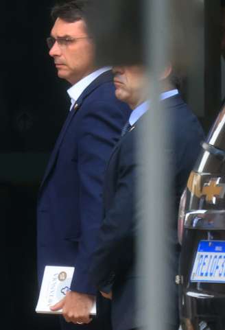 O senador Flávio Bolsonaro disse que conversou com governador de São Paulo, Tarcisio de Freitas, sobre eleições de 2026