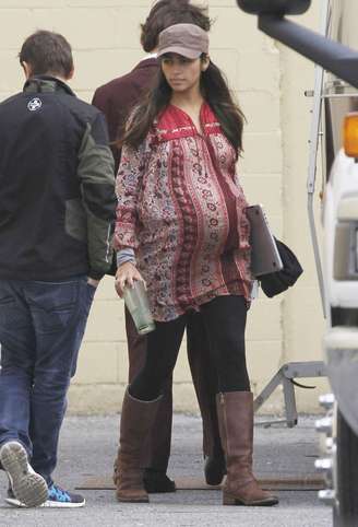 Grávida de oito meses de seu terceiro filho, Camila Alves visitou Matthew McConaughey no set do filme 'The Dallas Buyers Club', nessa quinta-feira (29), em Nova Orleans