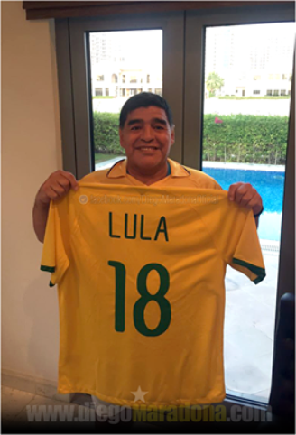 Diego Maradona exibe camisa da Seleção brasileira com o nome de Lula e o número 18