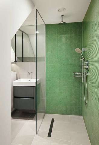 1. Banheiro verde e cinza decorado com pastilha na área do box e gabinete suspenso pequeno – Foto: Home Fashion Trend