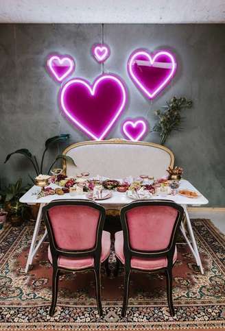 1. Sala de jantar com luminária luz neon – Foto Pinterest