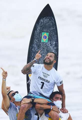 Carregado, Ítalo Ferreira agradece a Deus pela conquista do ouro olímpico no surfe