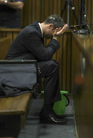 <p>Pistorius acompanhou mais um dia de julgamento nesta terça</p>